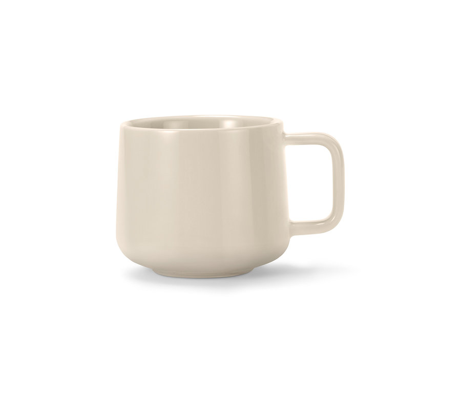Eine einzelne beige Tasse mit Henkel, vor weißem Hintergrund.