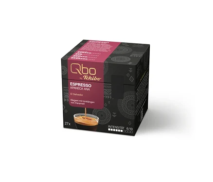 Schwarze Qbo by Tchibo Espresso Apaneca Ana Kaffeekapselpackung mit 27 Kapseln, Herkunft El Salvador, elegant mit Karamellnoten, Intensität 6/10. Ein Espresso mit Crema ist abgebildet.