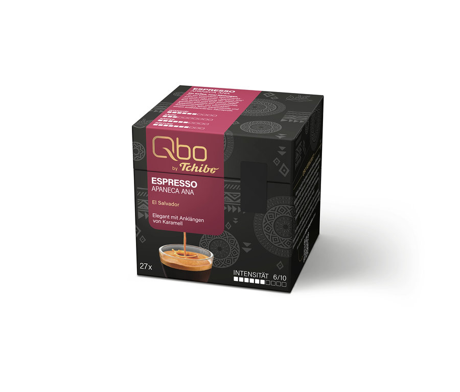 Schwarze Qbo by Tchibo Espresso Apaneca Ana Kaffeekapselpackung mit 27 Kapseln, Herkunft El Salvador, elegant mit Karamellnoten, Intensität 6/10. Ein Espresso mit Crema ist abgebildet.