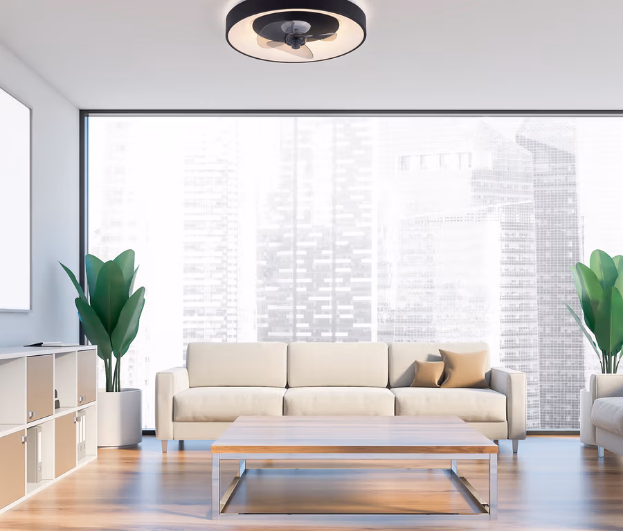 Modernes Wohnzimmer mit einer schwarz-weißen Deckenventilatorleuchte, einem beigen Sofa und einem hölzernen Couchtisch. Zwei große Topfpflanzen flankieren ein Fenster mit Blick auf eine Stadtsilhouette.