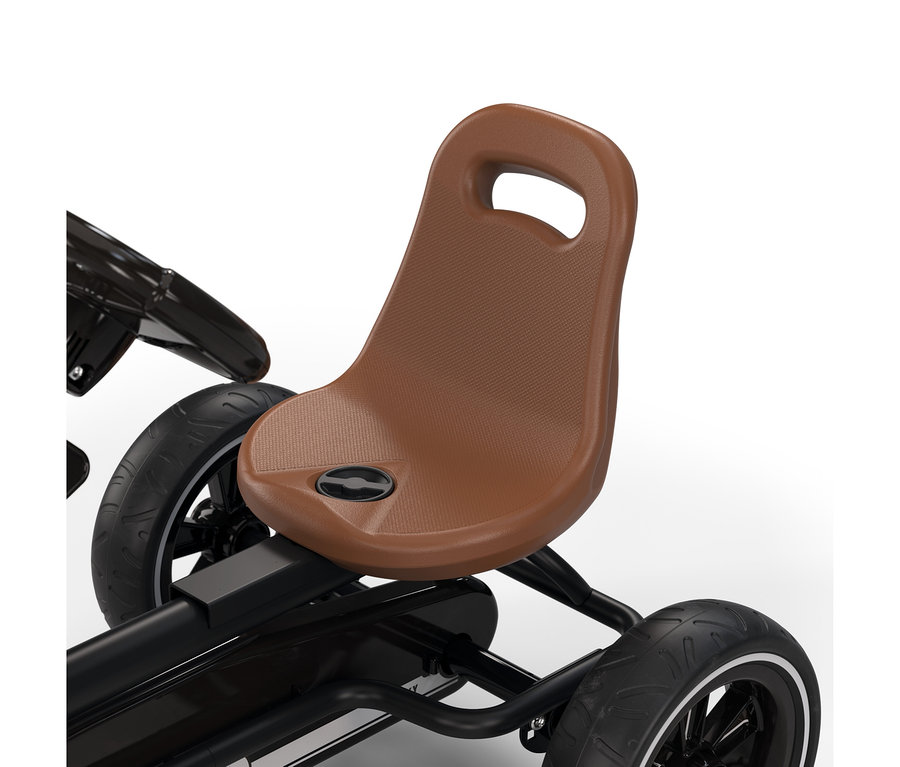 Nahaufnahme eines Go-Karts mit braunem, strukturiertem Sitz, Grifföffnung, schwarzem Rahmen und schwarzen Rädern mit weißen Seitenwänden.