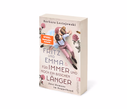 Buchcover von Barbara Leciejewskis „Fritz und Emma & Für immer und noch ein bisschen länger“ mit einem Jungen und einem Mädchen, die auf dem Boden liegen, umgeben von Klee und einer Biene. Ein rotes Siegel kennzeichnet sie als SPIEGEL Bestseller-Autorin. Unten steht „Zwei Romane im Doppelband“ und „ullstein“.