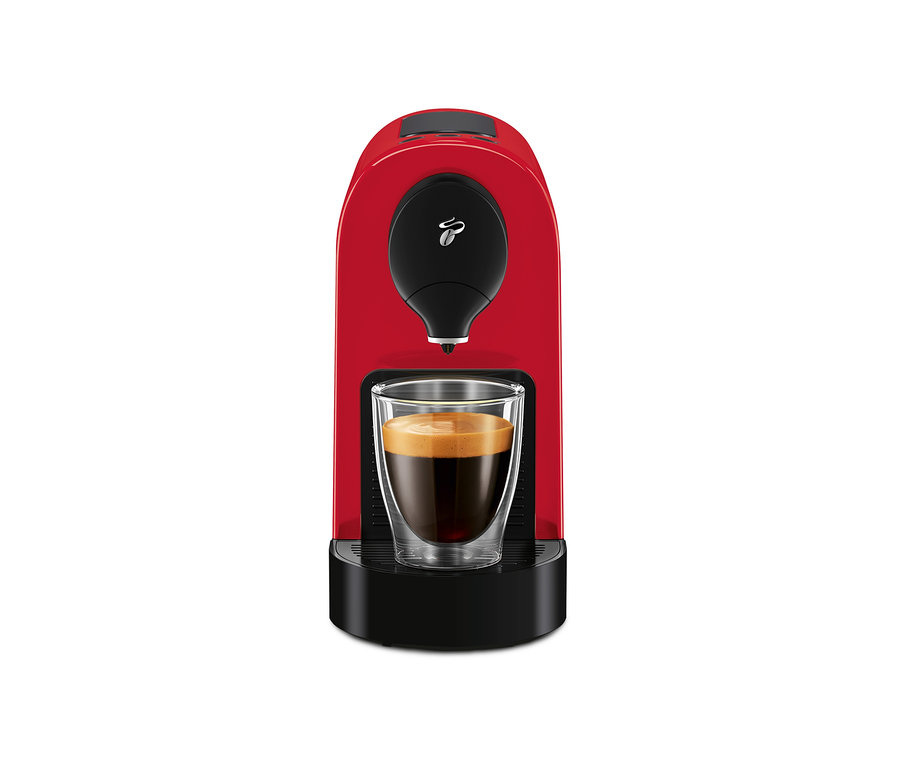 Rote Cafissimo pure+ Kaffeemaschine mit einer Tasse Kaffee.