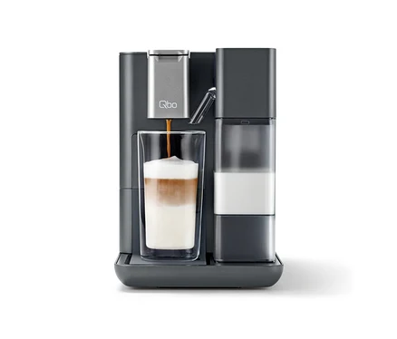 Graue Qbo MILK MASTER befüllt ein Glas mit Kaffee.