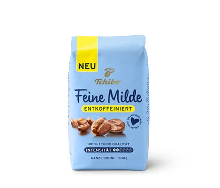 Hellblaue Tchibo Feine Milde Kaffeepackung, entkoffeiniert, mit gelbem "NEU"-Etikett und Kaffeebohnen. Aufschrift: "100% Tchibo Qualität", "Intensität" (2/6), "Ganze Bohne", "500 g", "Voller Geschmack ohne Koffein".