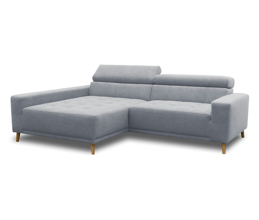Helles graues L-förmiges Ecksofa mit verstellbaren Kopfstützen und Holzbeinen.