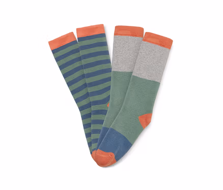 Zwei Paar Socken. Ein Paar ist grün-blau gestreift mit orangefarbenen Bündchen und Zehen. Das andere ist farblich blockiert in Grau, Grün und Blau, mit orangefarbenen Bündchen, Fersen und Zehen.