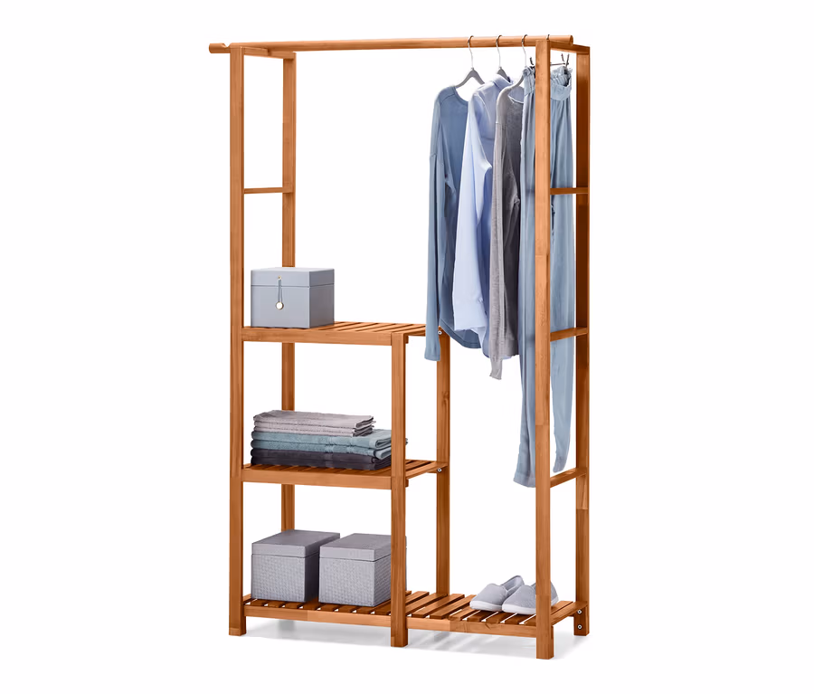 Universal-Massivholz-Ordnungsregal inkl. Kleiderstange mit Kleidung, Handtüchern und Aufbewahrungsboxen.