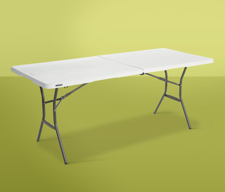 Weißer Lifetime-Kunststoff-Klapptisch auf grünem Hintergrund.
