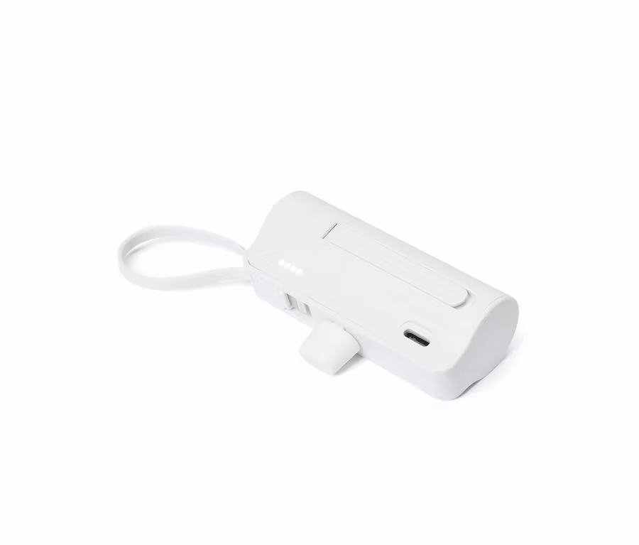 Ein weißer, rechteckiger Batteriepack mit einem integrierten USB-C-Anschluss und einer Schlaufe liegt auf einem weißen Hintergrund.