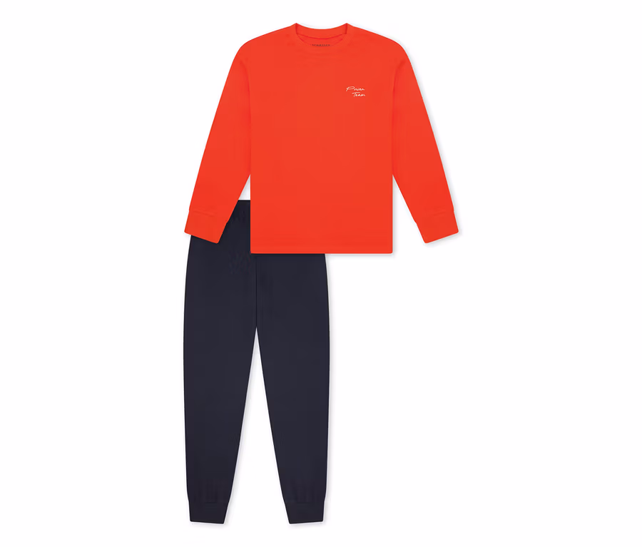 SCHIESSER Kinder-Pyjama mit Bündchen: rotes Langarm-Oberteil mit weißem Text und dunkelblaue Hose mit Bündchen.