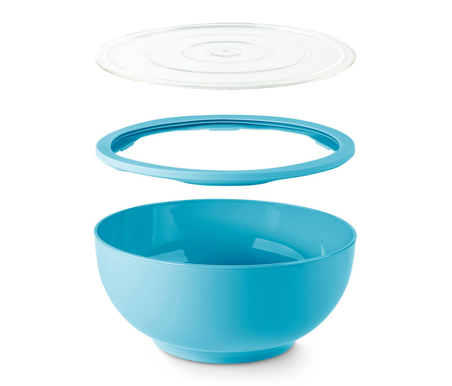 Blaue Salatschüssel mit transparentem Deckel und blauer Dichtung, alle drei Schichten sind getrennt.