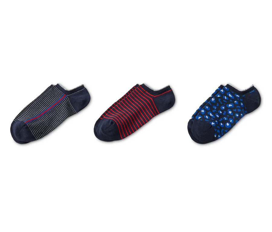 Drei Paar Sneakersocken: einmal mit weißen und roten Streifen, einmal mit roten Streifen und einmal mit blauen Flecken.