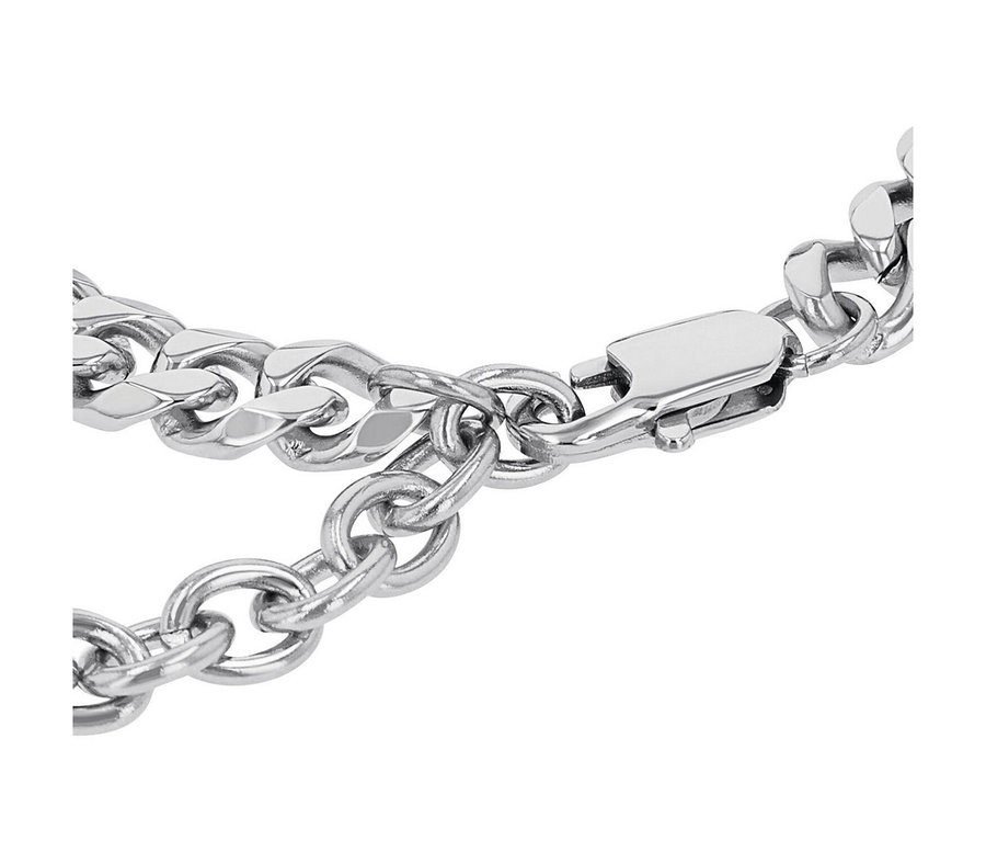 Nahaufnahme eines Amor Unisex-Armschmucks mit Anhänger, bestehend aus silberfarbenen Kettengliedern.