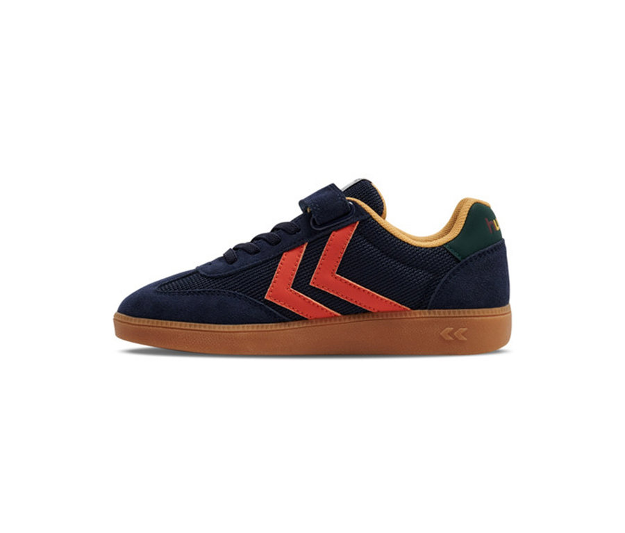 Ein einzelner hummel® Sneaker »VM78 CPH JR« in Dunkelblau mit orangefarbenen Chevrons, gelbem Rand, grüner Ferse und brauner Gummisohle.