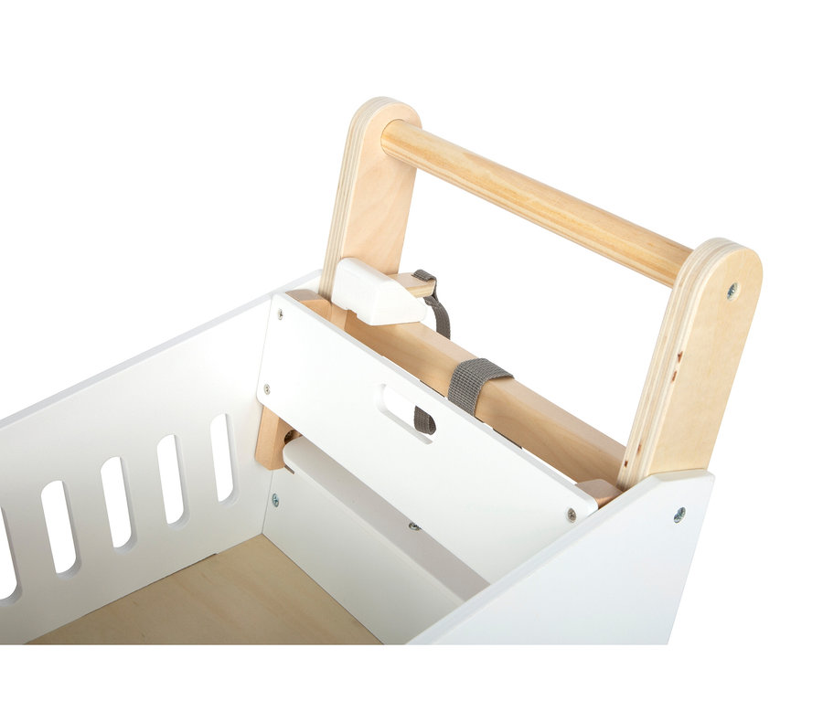Nahaufnahme des oberen Teils eines weißen und naturfarbenen Spielzeug-Kinderwagens oder -Lauflernwagens mit einem Griff aus Naturholz, weißen Seitenwänden mit geschlitzten Aussparungen und einem grauen Riemen.