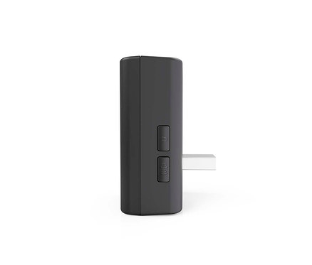 Schwarzes, rechteckiges Gerät mit zwei Tasten an der Seite und einem USB-Anschluss. Die obere Taste hat ein Quadrat-Symbol, die untere ein Lautsprecher-Symbol. Ein silberner USB-A-Anschluss ragt rechts heraus.
