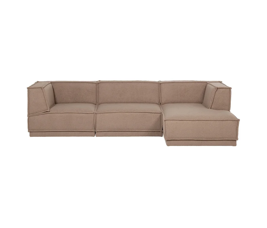 Hellesbraunes L-förmiges Modulsofa aus strukturiertem Stoff mit sichtbaren Nähten.