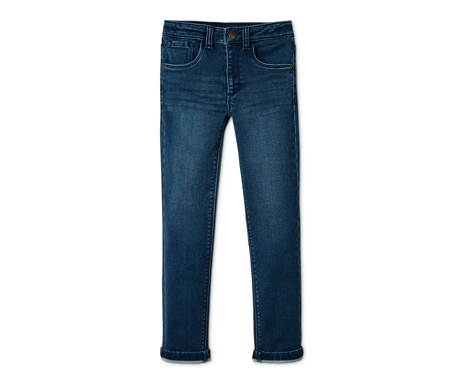 Eine blaue Jeans liegt auf einem weißen Hintergrund.