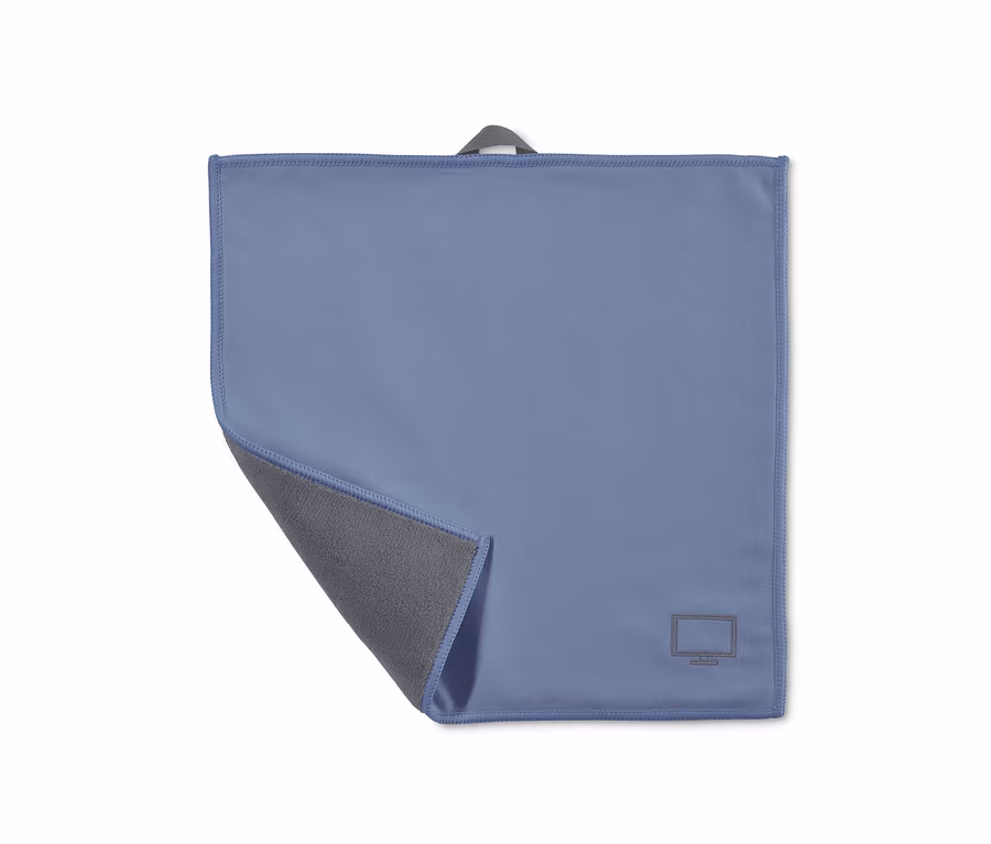 Blaues Reinigungstuch aus dem Premium-Reinigungstuch-Set mit grauem Futter und grauer Aufhängelasche.