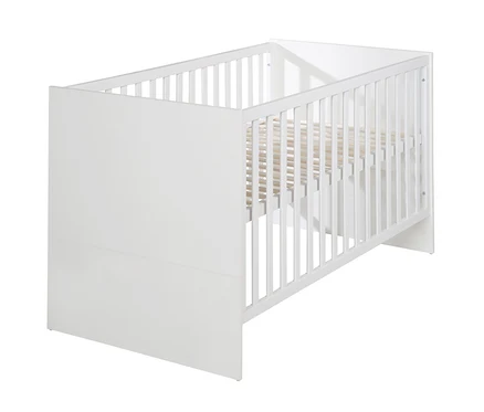 Weißes Babybett mit Gitterseiten und Lattenrost aus Holz.