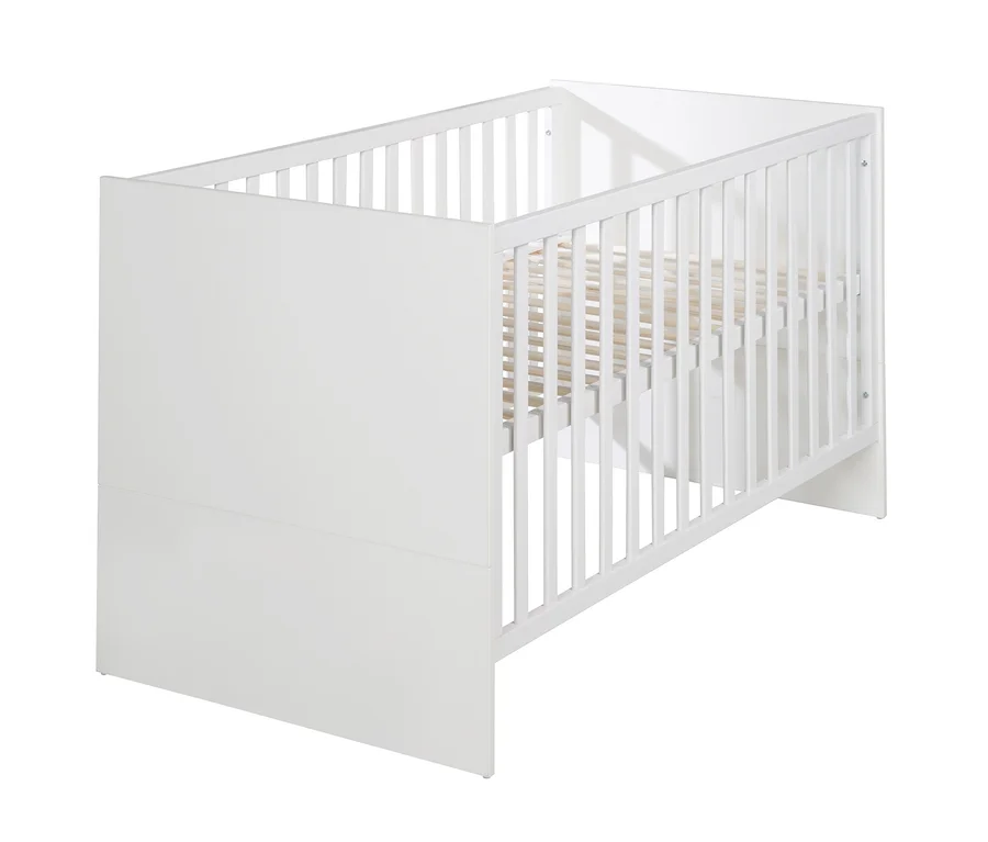 Weißes Babybett mit Gitterseiten und Lattenrost aus Holz.