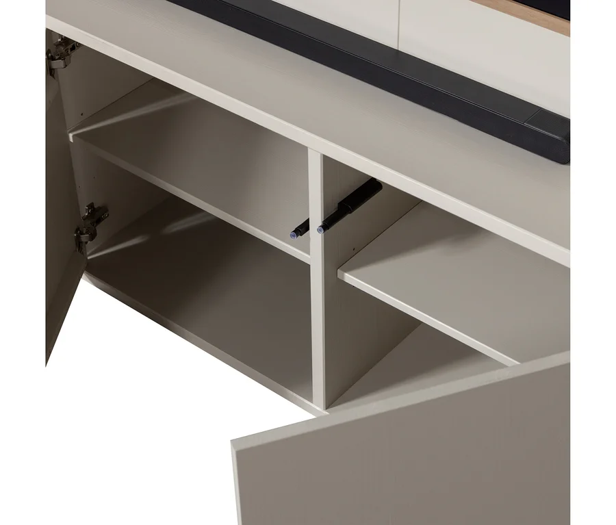 Offener hellgrauer Schrank mit mehreren Regalböden und einer schwarzen Soundbar oben. Die Schranktüren sind geöffnet und zeigen die Innenfächer.