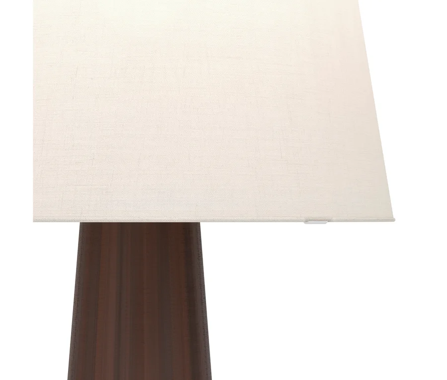 Nahaufnahme einer Lampe mit einem cremefarbenen Stofflampenschirm und einem dunkelbraunen, strukturierten Sockel vor weißem Hintergrund.