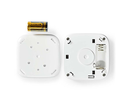 Ein weißes quadratisches Gerät, in Oberteil und Basis geteilt, liegt neben einer gold-schwarzen Lithiumbatterie. Die Basis zeigt ein leeres Batteriefach.