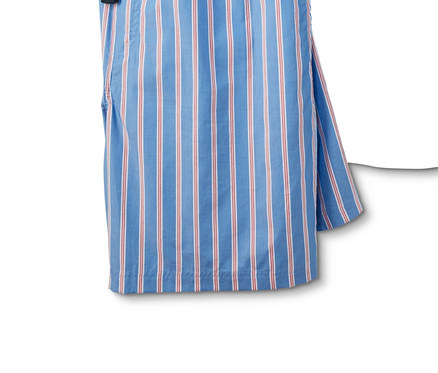Weißer Shorty-Pyjama mit blau-rot gestreiften Shorts.