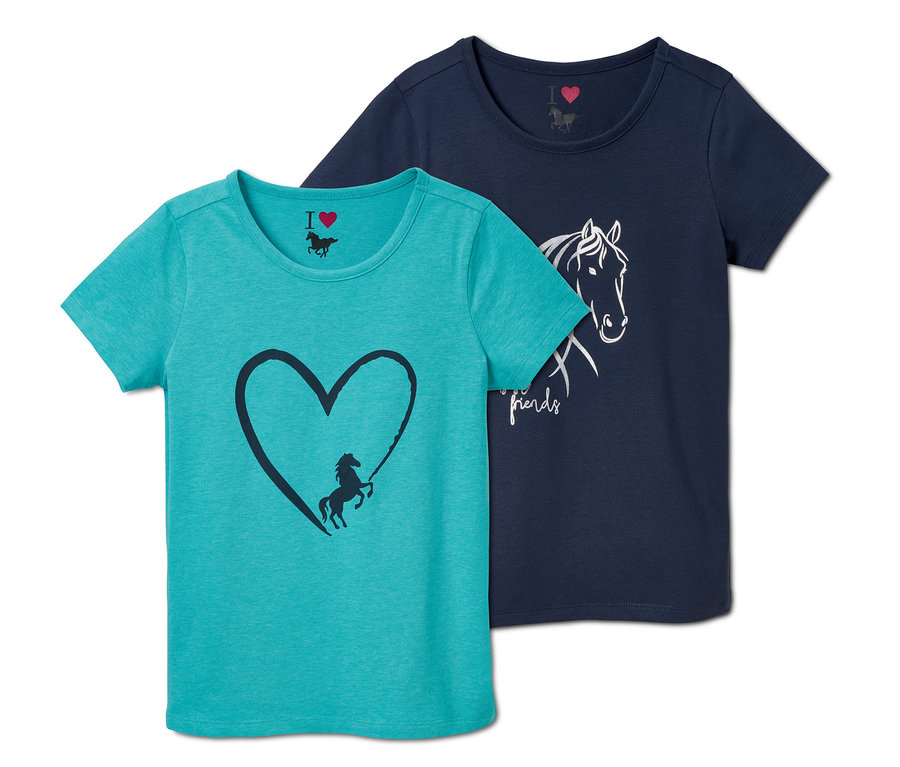 Zwei T-Shirts: ein türkises mit Pferde-Herz-Motiv und ein dunkelblaues mit Pferde-Kopf-Zeichnung.