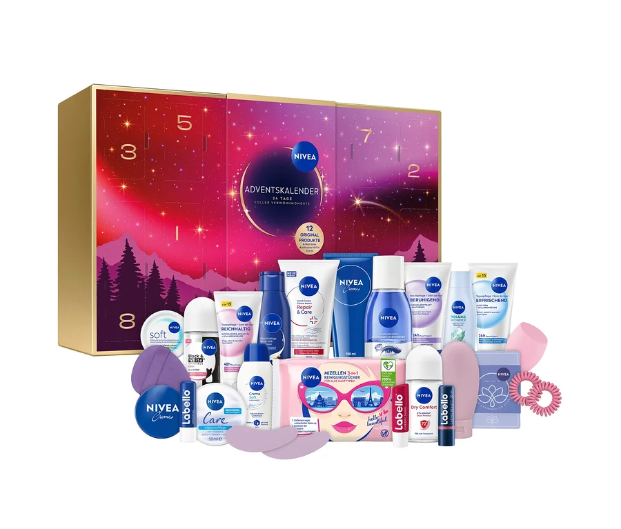 Ein goldener NIVEA Adventskalender mit roten und lila Abschnitten steht im Hintergrund, davor liegen verschiedene NIVEA Pflegeprodukte wie Cremes, Deodorants, Duschgele, Mizellen-Reinigungstücher und Labello Lippenpflegestifte, zusammen mit Accessoires wie Haargummis und Augenpads.