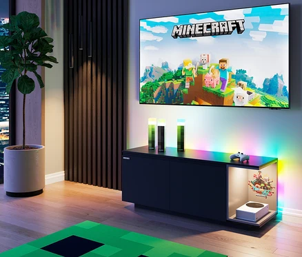 Wohnzimmer mit einem Fernseher, der Minecraft zeigt, darunter ein roba Minecraft TV-Lowboard.