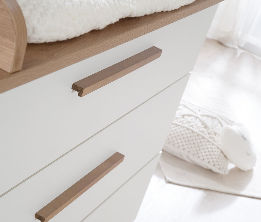 Detail der roba Wickelkommode »Ole» mit Holzgriffen und Wickelauflage.