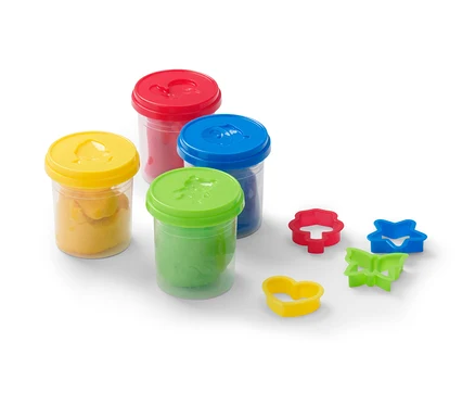 Vier Knete-Set-Dosen in Gelb, Grün, Rot und Blau sowie Ausstechformen in Herz-, Schmetterlings-, Blumen- und Sternform.