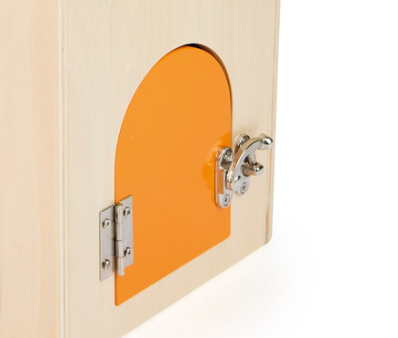 Ein 'small foot' Schlosshaus aus Holz mit gelben, blauen und orangen Türen.