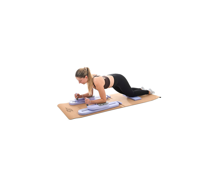 Frau in braunem Sport-BH und schwarzen Leggings macht eine Plank-Übung auf einer braunen Yogamatte, mit zwei lila gleitenden Fitnessplattformen mit Griffen und einem lila Kniepolster.