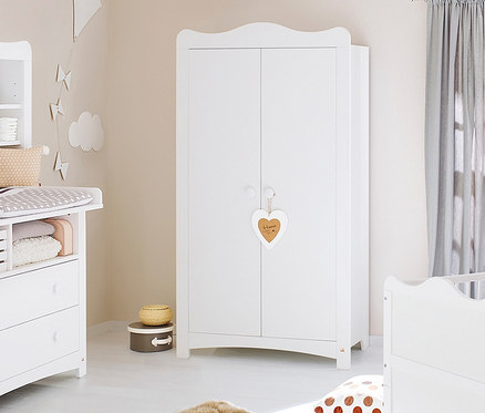 Kinderzimmer mit weißen Möbeln und einem Kinderbett. Im Zimmer steht ein Pinolino Schrank »Florentina«.