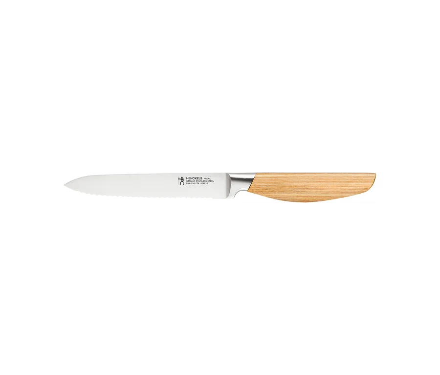 Ein Henckels by ZWILLING Pakka Messer mit gezackter Klinge und einem hellen Holzgriff, auf weißem Hintergrund.