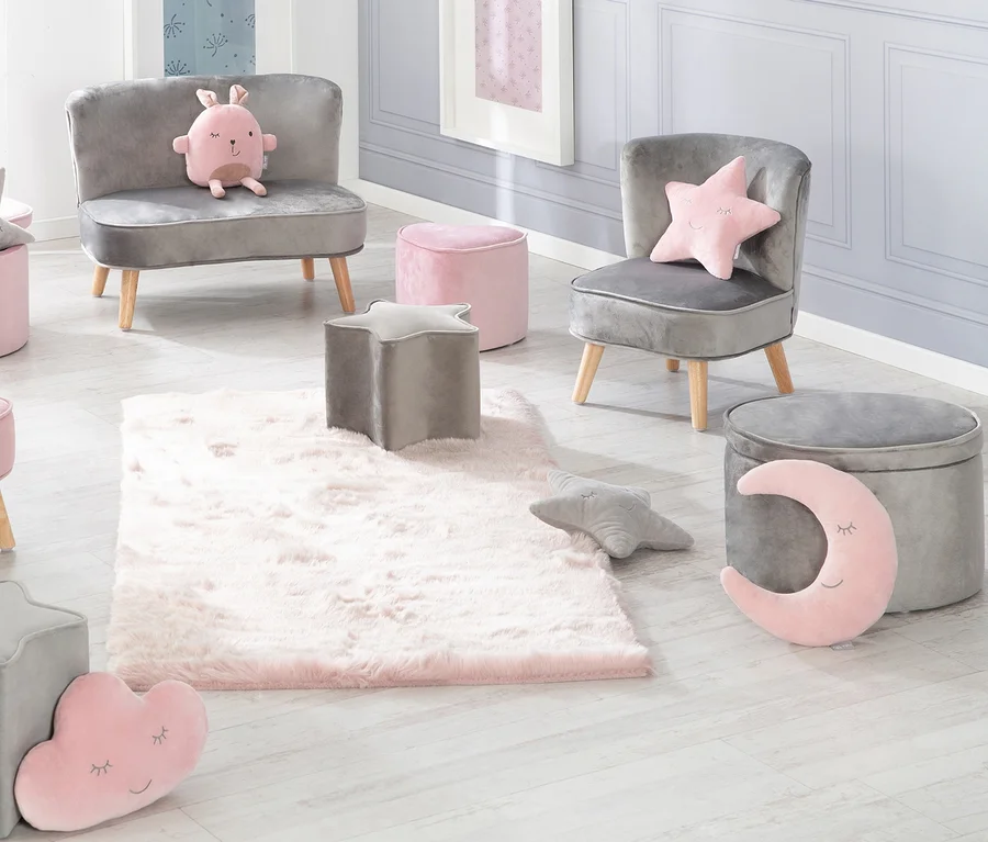 Ein Kinderzimmer mit grauen Sesseln, rosa Stern-, Wolken- und Mondkissen und einem rosa Teppich. Inklusive roba Kinderhocker mit Aufbewahrungsfunktion »Lil Sofa«, grau.