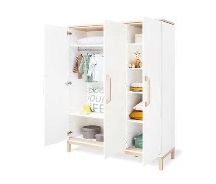 Geöffneter Pinolino Schrank »Light« mit Kleidung, Schuhen und Spielsachen.