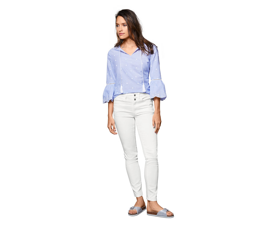 Frau trägt Sweatjeans und eine blau-weiß gestreifte Bluse.