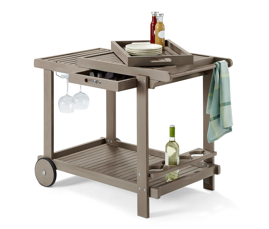 Ein grauer Grillwagen »Leira« mit 2 herausnehmbaren Tabletts, Gläsern, Tellern, Getränken und einem Geschirrtuch.