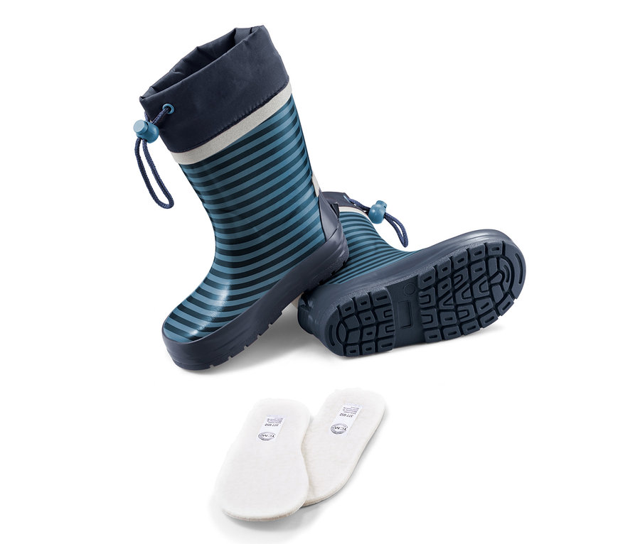 Gestreifte Kinder-Regenstiefel und zwei weiße Schuheinlagen.