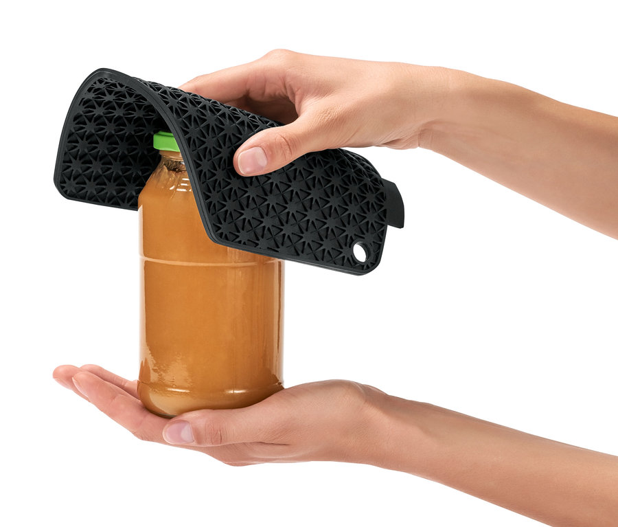 Eine Person öffnet ein Glas mit einem 3-in-1-Küchenhelfer.
