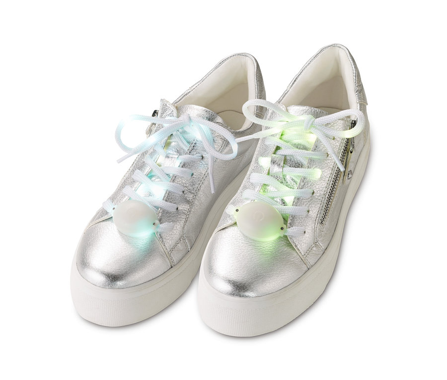 Silberne Turnschuhe mit LED-Leucht-Schnürsenkeln.