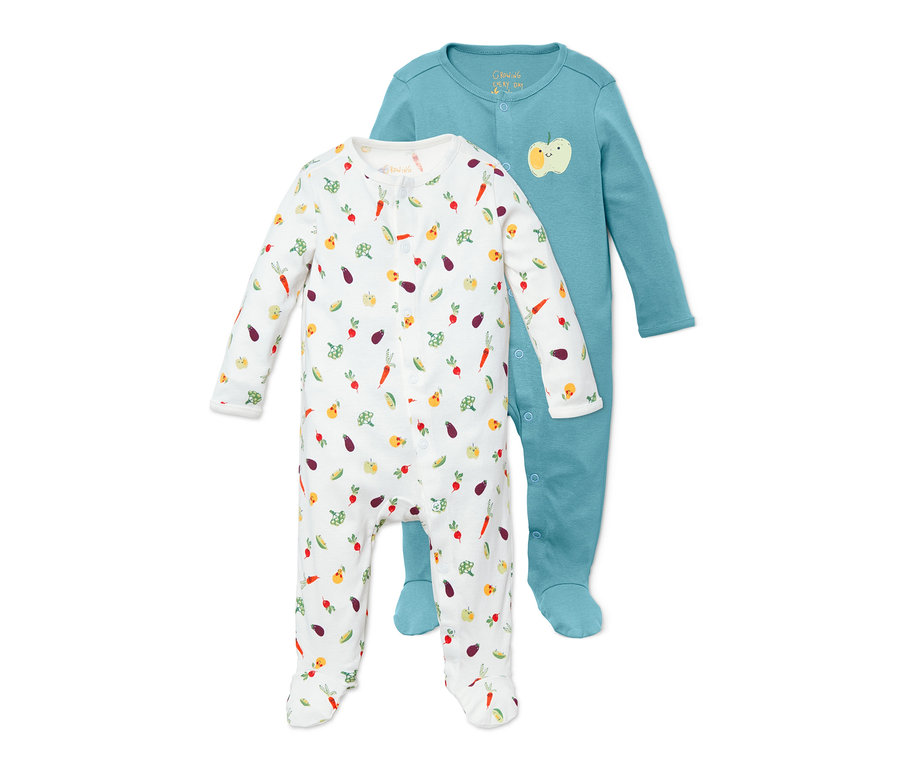 Zwei Babypyjamas: Ein weißer mit Gemüseaufdruck und ein blauer mit Apfel.