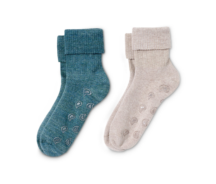 Zwei Paar Stoppersocken: ein Paar blaugrün und ein Paar creme.