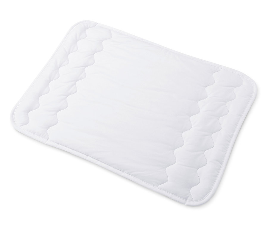 Eine weiße Kinder-Steppdecke und ein Kissen.