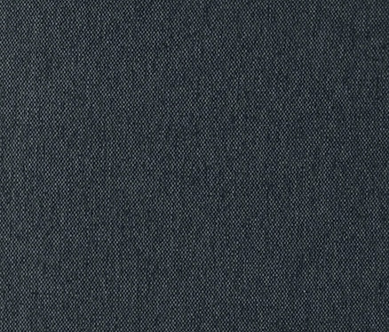 Detailaufnahme von einem drehbaren Esszimmerstuhl auf Rollen.